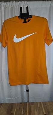 Nike Men's Sportswear Icon Swoosh T-Shirt in Orange small